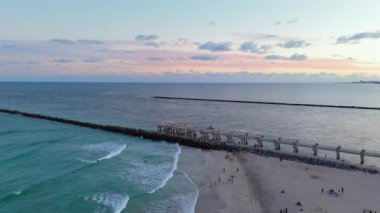 Miami Sahili 'nin nefes kesen sahil şeridini, lüks mülklerini ve yaz gezginleri için ideal, hareketli atmosferini gösteren nefes kesici bir görüntü.