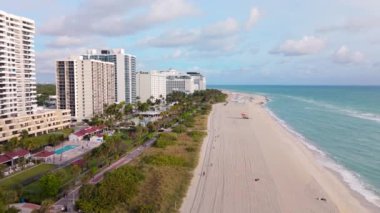 Havadan bakıldığında Miami Sahilleri 'nin ufuk çizgisi, güzel kıyı şeridi ve lüks deniz manzaralı mülkler sergilenmektedir. Bu çarpıcı tropikal bölgede rahatlama ve tatil için mükemmeldir.
