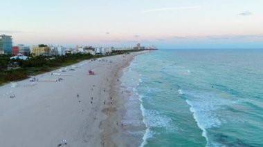 Miami Sahili ve Güney Sahili 'nin nefes kesici hava manzaraları, çarpıcı sahil şeridini gösteriyor ve lüks seyahat, macera ve herkes için dingin bir rahatlama için mükemmel bir şehir.