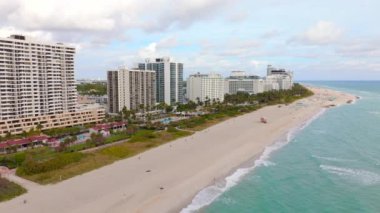 Bu sinematik hava çekimi Miami Sahili 'nin ve etkileyici ufuk çizgisinin çarpıcı güzelliğini yakalıyor. South Beach' in canlı, canlı sahil şeridini ve lüks atmosferini vurguluyor.