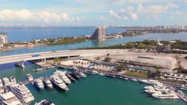 Bu hava çekimi Miami sahillerinin nefes kesen ufuk çizgisini ve lüks sahil şeridini yakalıyor. Güneş ve rahatlık dolu unutulmaz yaz tatilleri için mükemmel bir yer olarak vurguluyor.