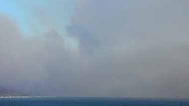 Los Angeles 'ta meydana gelen Malibu yangınında geniş çaplı yangın ve büyük çaplı yangın hasarı nedeniyle Los Angeles bölgesinin tamamı dumanla kaplandı.