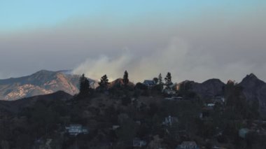 Kaliforniya 'da, Los Angeles ve Malibu' da meydana gelen büyük yangınların ev yıkımına ve yerel yetkililerin acil yangın söndürme çabalarına yol açması nedeniyle olağanüstü hal ilan edildi.