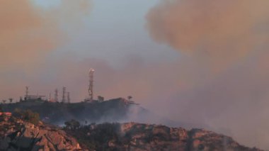 Malibu Yangını tepenin üstündeki 5G telekomünikasyon kulesini tahrip etti. Kaliforniya 'da olağanüstü hal ilan edildi. Yaygın yangın tahribatı, tonlarca ev, arazi ve yangın tehlikesi.