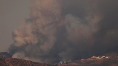 Los Angeles 'taki Malibu yangınları, duman, yangın, toprakları, evleri ve doğayı yok etme, büyük yangınlar hasara yol açtı, yerel halkın geçimini tehdit etti, Pasifik Palisades, ünlülerin evleri yandı