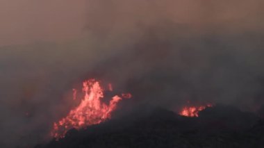 İtfaiyeciler ve kurtarma uçakları yayılan alevlerle mücadele ederken, Los Angeles dağlarında şiddetli bir yangın evleri tehdit ediyor..