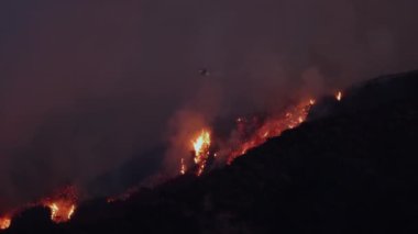 Los Angeles yakınlarındaki şiddetli bir yangın hızla yayılıyor ve geniş çaplı hava çatışmaları ve yerel sakinler ve çevre bölgeler için acil tahliye uyarılarına yol açıyor.