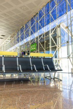 Parlak, havadar, modern bir havaalanı hayal edin. Doğal ışık, geniş koltuklar, gösterişli tasarımlar ve geniş pencereli. Bir sonraki maceralarını bekleyen gezginler için hoş bir ortam yaratıyor.