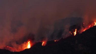 Los Angeles yakınlarındaki dağlarda orman yangınları toprağı yakıp yıkıyor ve evleri tehdit ediyor. Helikopterler ve uçaklar halkı daha fazla zarardan korumak için krizi aktif olarak yönetiyorlar.