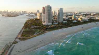 Miami Sahili 'nin gökyüzü görüntüsü canlı kıyı şeridini, lüks mülkleri ve çarpıcı okyanus manzaralarını gösteriyor. Unutulmaz deneyimler için ideal bir yaz kaçamağı.