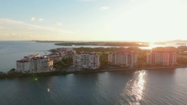 Havadan çekilen görüntüler Miami Sahili Balıkçı Adası 'nı, çarpıcı kıyı şeridini ve canlı ufuk çizgisini yakalıyor. Sizi lüks deniz manzaralı seyahatlere sürüklüyor.