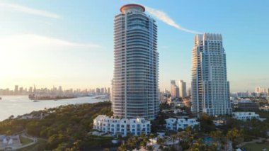 Miami Sahili 'ni ve Güney Sahilleri' ni sinematik bir hava manzarasıyla gezin. Bu kıyı cennetinin gökyüzünü ve sahil şeridini aydınlatarak küresel ziyaretçileri keşfetmeye davet ediyor.