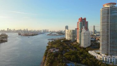 Miami Sahili ve Güney Sahili 'nin çarpıcı hava görüntüleri ufuk çizgisini, güzel kıyı şeridini ve lüks okyanus manzaralarını ön plana çıkarıyor. Unutulmaz yaz tatilleri için ideal bir manzara yaratıyor.