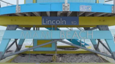 Herkes için güvenli ve Floridas 'ın canlı kıyı kültürünün gerçek bir sembolü olan ünlü Miami Sahili' ndeki canlı ve renkli cankurtaran istasyonunu keşfedin.