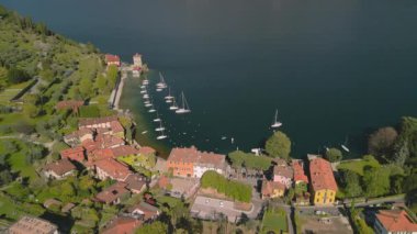 Como Gölü 'nün göz kamaştırıcı hava manzarası, sakin suların ve yemyeşil yeşilliklerin arasına yerleşmiş Bellagio' nun görkemli köyünü gözler önüne seriyor.