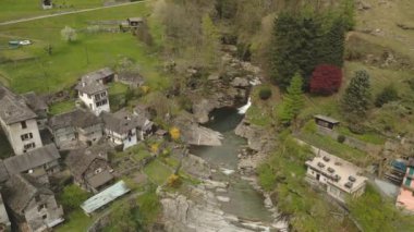 İsviçre 'deki hava aracıyla Valle Verzasca' yı keşfedin. Manzaralı köyler ve canlı yeşilliklerle tanınır. Doğada güzellik ve heyecan arayan fotoğrafçılar ve macera arayanlar için idealdir.