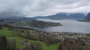 İsviçre 'deki Lucerne Gölü' nün nefes kesici ve çarpıcı manzarasını keşfedin. Macera ve rahatlama aktiviteleri için mükemmel lüks ve huzurlu bir yer.