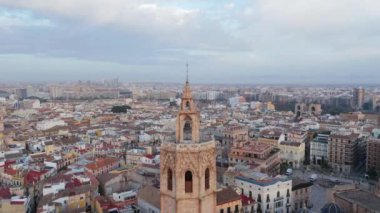 Valencias tarihi bölgesinin güzelliğini havadan bir perspektiften tecrübe edin. Muhteşem Katedral 'i, zarif Bazilika' yı ve ufuk çizgisini tanımlayan etkileyici sarayı sergileyin.