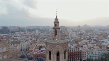 Valencia tarihi bölgesinin havadan görünüşü Santa Maria Katedrali, Basilica de la Virgen de los Desamparados, Generalitat Sarayı ile sınırlanmış büyüleyici Plaza de la Virgen 'i kapsar. 