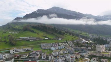 İsviçre 'nin gerçek bir mücevheri olan Lucerne Gölü' nün nefes kesici manzaralarını keşfedin. Unutulmaz deneyimler, rahatlama ve heyecan verici maceralar vaat eden turizm için idealdir.