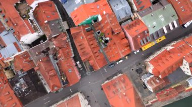 Güzelliği ve kültürel mirasıyla bilinen çarpıcı mimarisi ve canlı planıyla ünlü bir Bavyera şehri olan Regensburg 'un hava manzarasını görmek için bir yolculuğa çıkın.