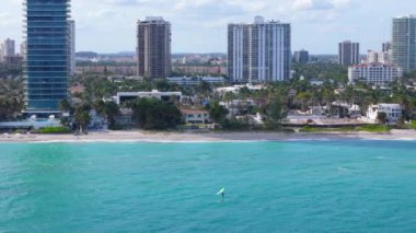 Parlak kıyı şeridiyle güzel bir şekilde buluşan nefes kesen Miami Beach siluetini keşfedin. Lüks tatillere dalmak için idealdir. Ya da okyanus dalgalarıyla rahatlamak ve gevşemek için.