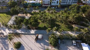 Sersemletici hava görüntüleri Miami Plajı 'nı yakalıyor, güzel sahil şeridini, kumlu kıyılarını ve lüks sahil arazilerini gösteriyor. Unutulmaz yaz tatilleri için mükemmel bir yer.