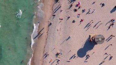 Havadan aşağıya uzanan görüntülerde Miami sahili kıyılarını sergiliyor. Lüks sahil şeridini vurguluyor. Unutulmaz yaz tatilleri için mükemmel bir yer haline getiriyor.