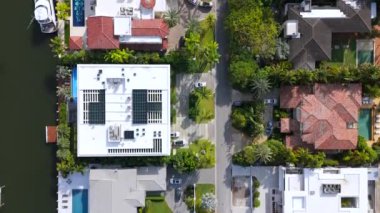 Bu hava manzarası, lüks sahil evleri, yüzme havuzları ve yemyeşil peyzajı olan Miami Beach 'in eşsiz cazibesini ve cazibesini bir varış noktası olarak vurguluyor.