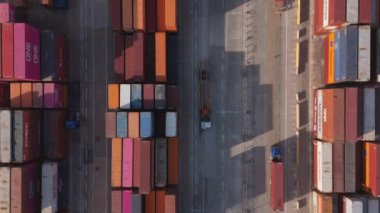 Valencia 12.01.2024. Valencia Limanı 'nda çok sayıda renkli nakliye konteynırları, yük yolları ve hareketli rıhtımlarla dolu inanılmaz hava manzaraları sergileniyor.