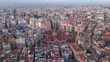 Valencia pazarı ve tarihi eski şehrin çarpıcı hava aracı görüntüsü, muhteşem sabah ışığı, İspanya, Avrupa