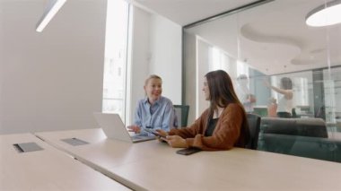 Çağdaş bir ofis ortamında, son derece üretken ve çekici bir toplantı için iki farklı profesyonel bir araya gelerek inanılmaz takım çalışmalarını ve yenilikçi yeteneklerini gösterdiler.