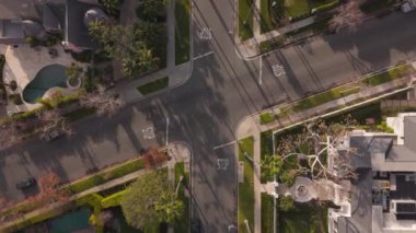 Çarpıcı hava manzarası, Beverly Hills 'te yerleşmiş lüks ve lüks bir mahalleyi gözler önüne seriyor. Los Angeles' ta yaşamanın zenginliğini ve üst sınıf yaşam tarzını vurguluyor.