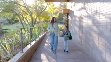 Sevecen bir anne ve neşeli oğlu, yemyeşil ile çevrili açık havada vakit geçirmenin keyfini çıkarırlar. Birlikte sevgi dolu anılar ve kahkahalar yaratırken derin bağlarını ve neşelerini vurgularlar.