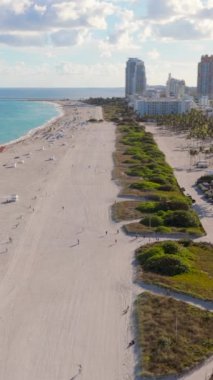 Miami Sahili, Güney Sahili. Miami Beach silueti. Miami şehir manzarası, hava manzarası. Altın kumlu plajlar ve canlı mavi bir okyanusa karşı modern mimari. Canlı kıyı şeridiyle ziyaretçileri cezbediyor. 