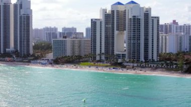 Nefes kesen Miami plaj siluetini ve muhteşem kıyı manzarasını tecrübe edin. Lüks bir kaçış için ideal bir yer ve sıcak, davetkar güneşin altında nihai rahatlama.