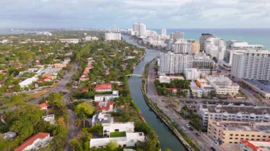 Miami Sahili 'nin bu hava manzarası lüks evler, renkli bitkiler ve dolambaçlı su yolları sergiliyor. Güzelliğini rahatlama ve macera için mükemmel bir tatil yeri olarak vurguluyor.