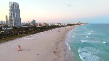 Miami Sahilleri 'nin çarpıcı turkuaz sularını ve lüks manzaralarını görüntüleyen bir hava çekimi, burayı rahatlama, macera ve eğlence dolu deneyimler için ideal bir yaz tatili merkezi olarak gösteriyor.