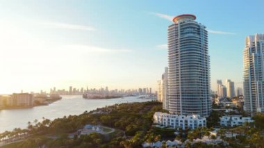 Miami Beach 'in etkileyici ufuk çizgisini ve güzel sahil şeridini gösteren hava görüntüsü. Miami, ABD 'de lüks bir seyahat merkezi. Canlı şehir hayatıyla tanınıyor. Küresel ziyaretçilerin ilgisini çekiyor.