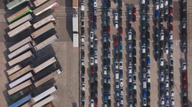 Valencia 12.01.2023. Valencia Limanı 'nın renkli nakliye konteynırları, araçları ve aktif operasyonlarının canlı karışımının hava aracı görüntüsü lojistik ve ticaretteki verimliliğini vurguluyor.