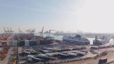 Valencia 12.01.2023. Hareketli ve dinamik hava sahnesi, çeşitli renkli konteynırlar, sayısız kargo gemisi ve acele ile dolu Valencia Limanı 'nı yakalar. 