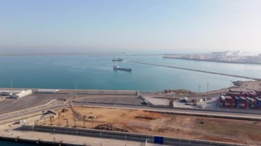 Valencia 12.01.2023. Valencia Limanı, yukarıdan bakıldığında renkli nakliye konteynerleri, yoğun rıhtımlar ve küresel ticaret ve tedarik zinciri bağlantılarındaki önemli rolünü gözler önüne seriyor.