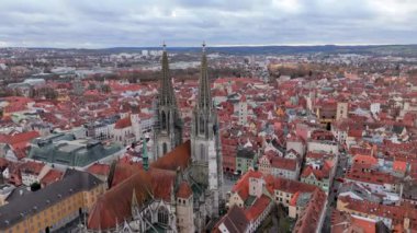 Almanya 'nın Bavyera kentindeki resimli Regensburg şehrini güzel bir şekilde yansıtan hava manzarası çarpıcı tarihi mimarisini canlı ve renkli çatılarıyla birlikte sergiliyor.