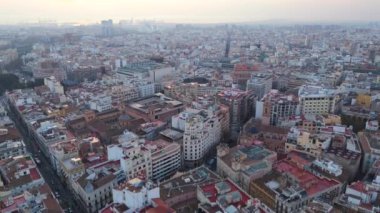 Valencias 'ı, Katedral' in, Generalitat 'ın tarihi sarayının ve unutulmaz bir yolculukta olan canlı Plaza de la Virgen' in nefes kesici hava manzaralarıyla büyüleyici bir şekilde keşfedin.