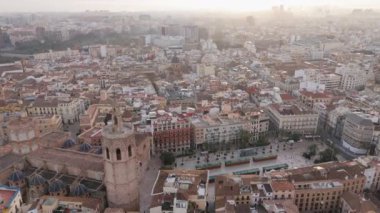 Valencias tarihi bölgesi ikonik Plaza de la Virgen ve muhteşem Santa Maria Katedrali 'ni gözler önüne seriyor.