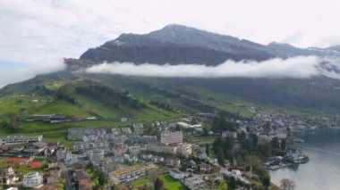 İsviçre 'deki Lucerne Gölü' nün nefes kesici güzelliğini keşfedin ve keşfedin. Lüks seyahatle Avrupa 'nın göbeğindeki heyecan verici maceraları birleştiren olağanüstü bir yer.