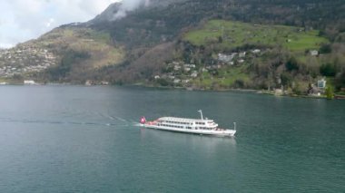 Lucerne Gölü 'nün büyüleyici ve nefes kesici güzelliğini keşfedin. İsviçre' nin çarpıcı manzaralarında lüks seyahat deneyimleri ve heyecan verici maceralar sunan bir numaralı durak.