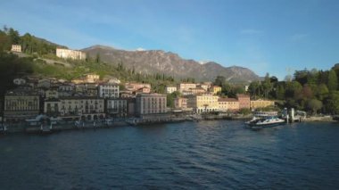 Como Gölü 'nün nefes kesici manzarası kıyılarını kaplayan büyüleyici, renkli evler, durgun kristal berrak sular ve İtalya' nın Bellagio kentini çevreleyen nefes kesici dağları gözler önüne seriyor.