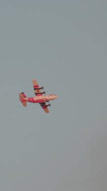 Havadan bakıldığında, Los Angeles Palisades bölgesinde sürekli yangınlarla mücadele eden özel bir itfaiye uçağı görülüyor.