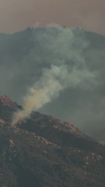 Görüntü, Los Angeles 'ın Palisades bölgesindeki büyük bir yangından çıkan yoğun ve karanlık dumanı gösteriyor.